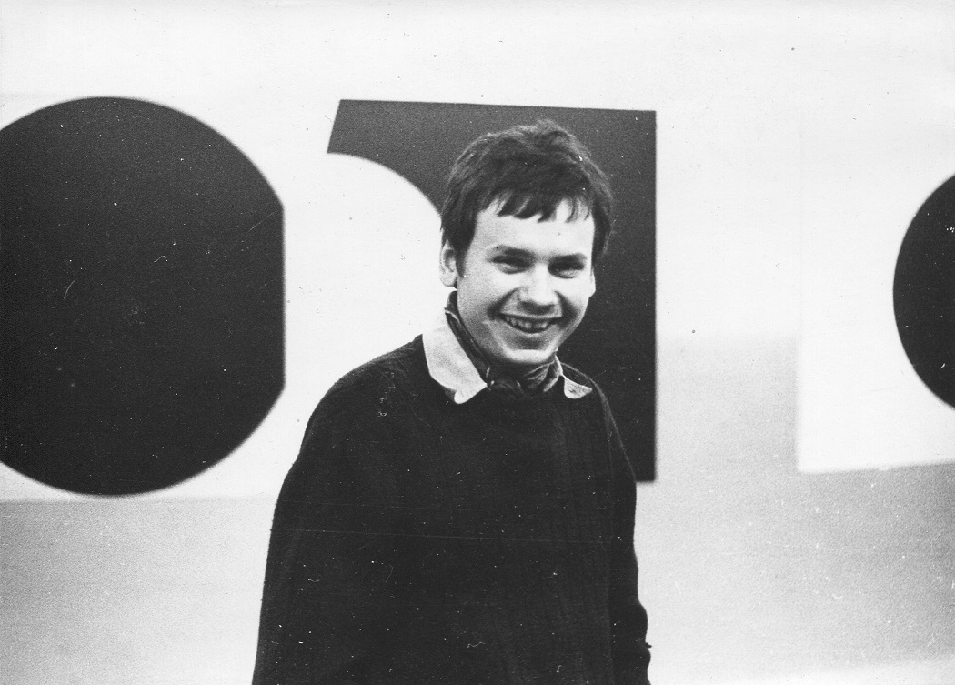 Piotr Piotrowski na otwarciu wystawy Jerzego Kałuckiego, Galeria Akumulatory 2, grudzień 1973