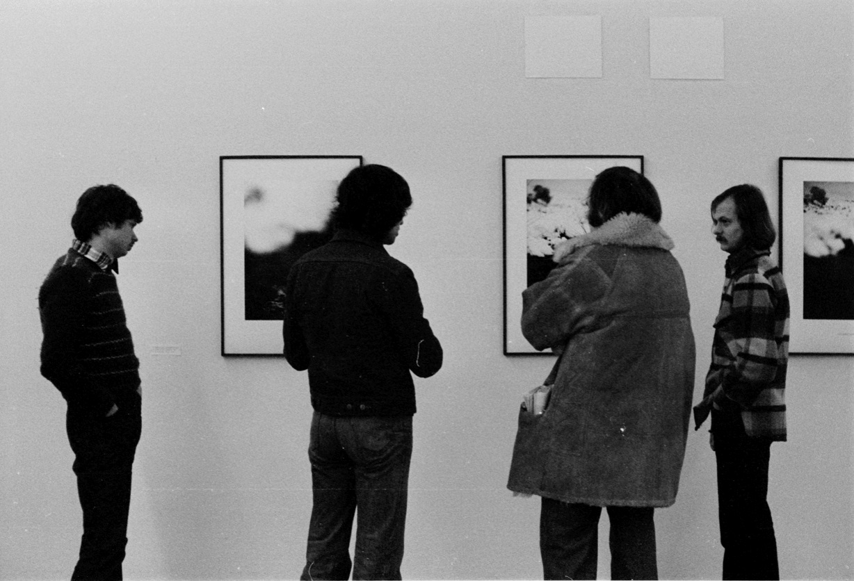 Piotr Piotrowski na otwarciu wystawy Johna Hilliarda, Galeria Akumulatory 2,  styczeń 1978