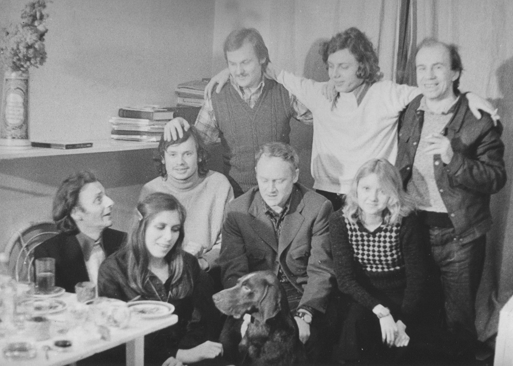 Spotkanie po wernisażu Henri Chopina, styczeń 1975. Siedzą od lewej: Henri Chopin, Kinga Kozłowska, Piotr Piotrowski, Gerhard Wolf, nn, stoją od lewej:Andrzej Jur, Andrzej Wyrębski, Carlfriedrich Claus