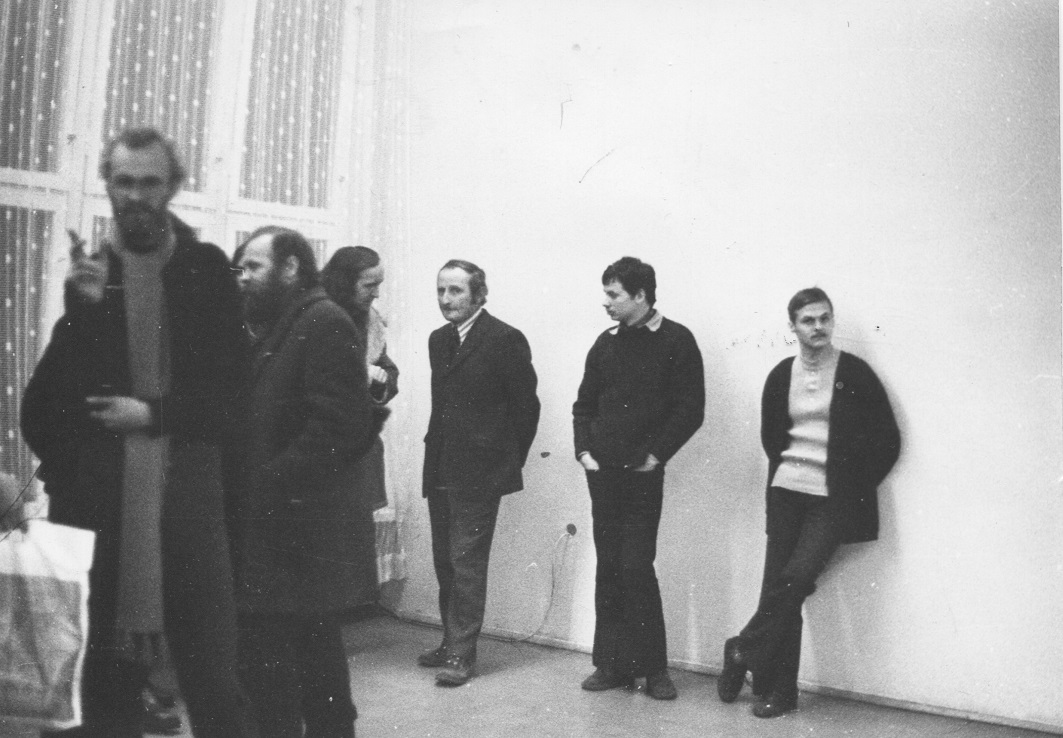 Otwarcie wystawy Jerzego Kałuckiego, Galeria  Akumulatory 2, grudzień 1973 (od lewej: Andrzej         Kostołowski, Jerzy Kałucki, Piotr Piotrowski, Andrzej Jur)
