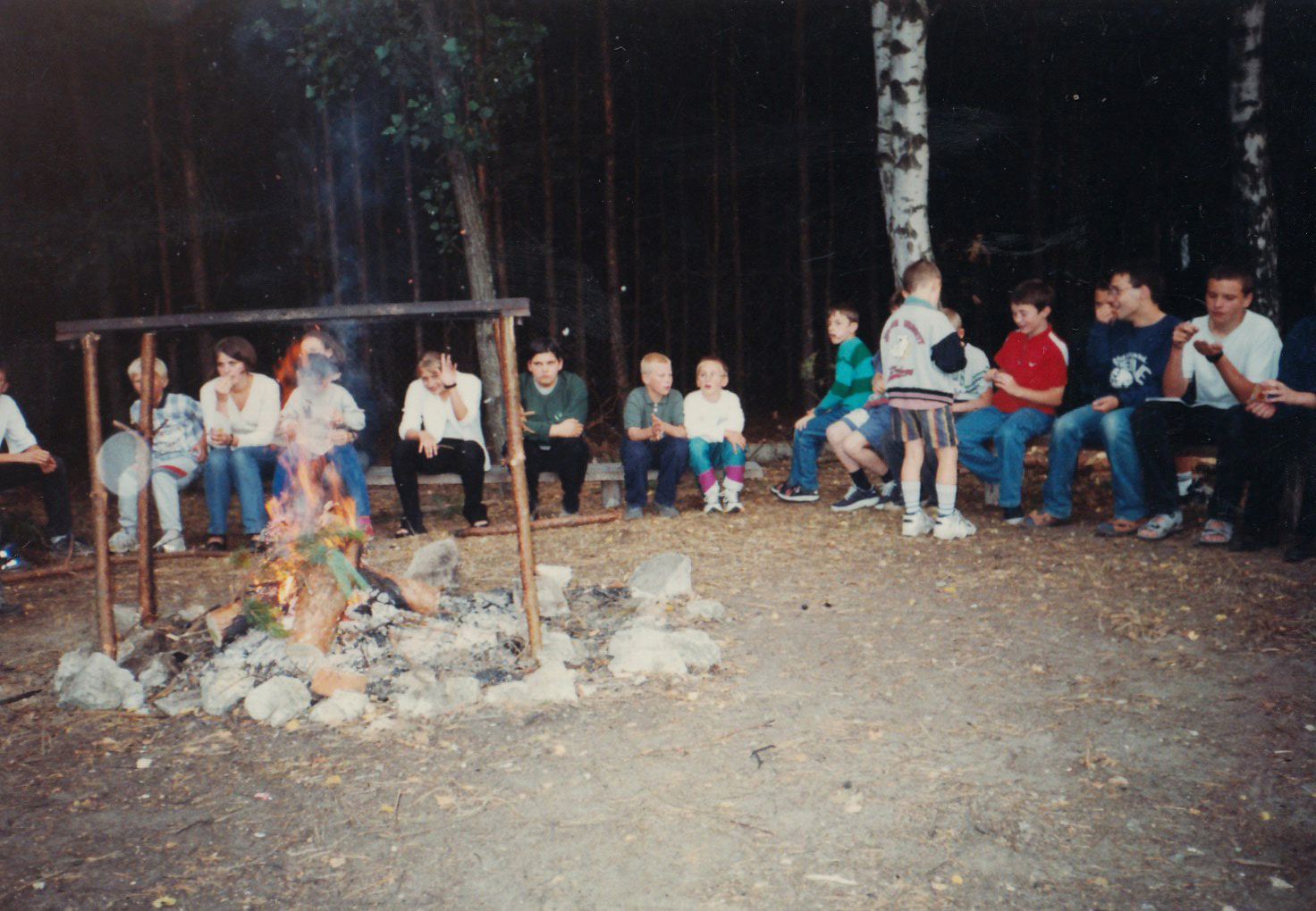 Kręcenie kiełbas nad ogniskiem w Bystrem, 2003