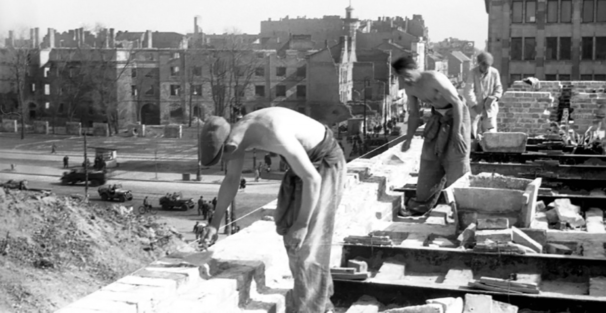 Stefan Rassalski, Murarze podczas pracy (Al. Jerozolimskie róg Nowy Świat, w tle widoczny Bank Gospodarstwa Krajowego), po 1945, Narodowe Archiwum Cyfrowe