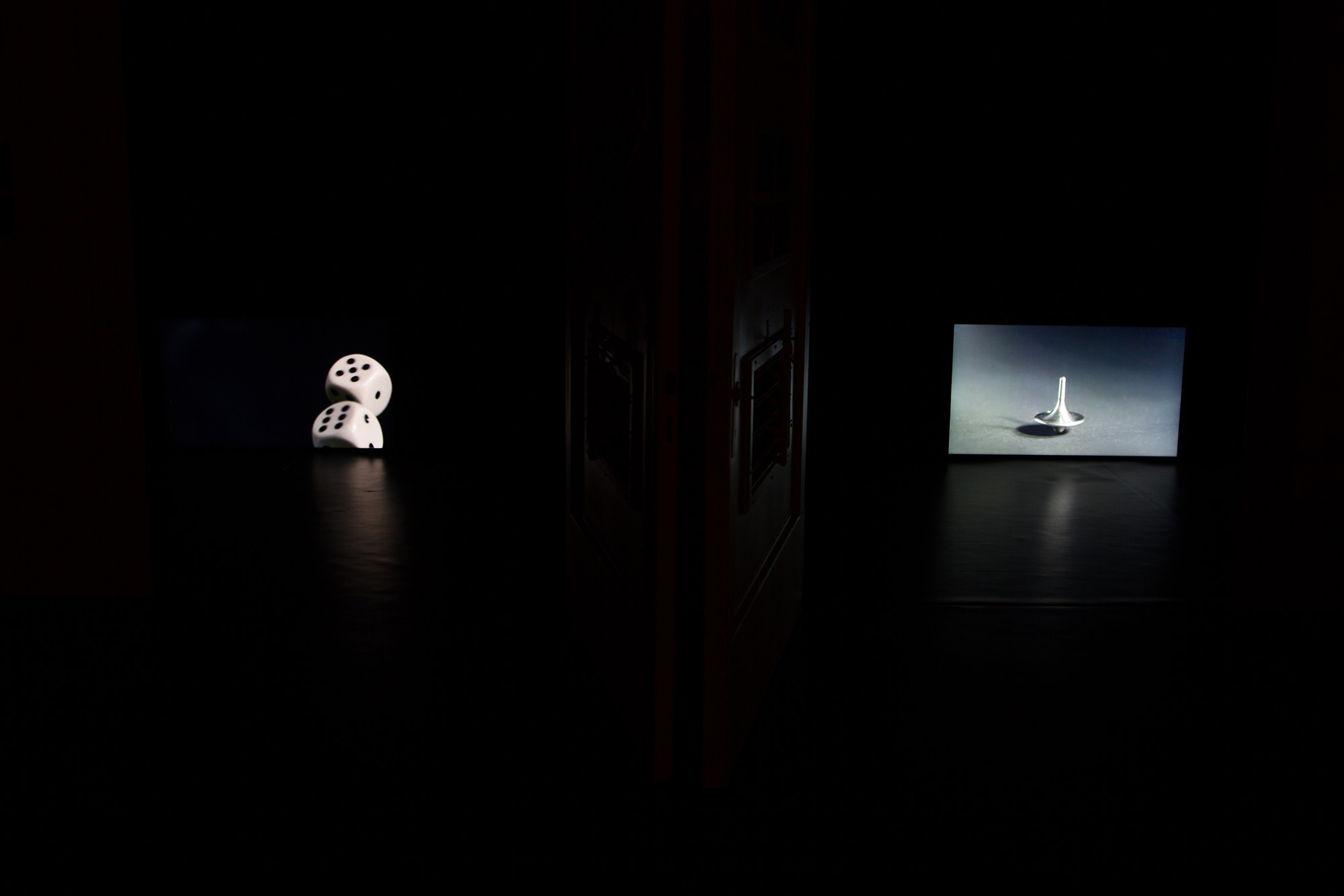 Alicja Kwade, In Ewig den Zufall Betrachtend, 2014; Kreisel (Inception), 2012, fot. Roman März
