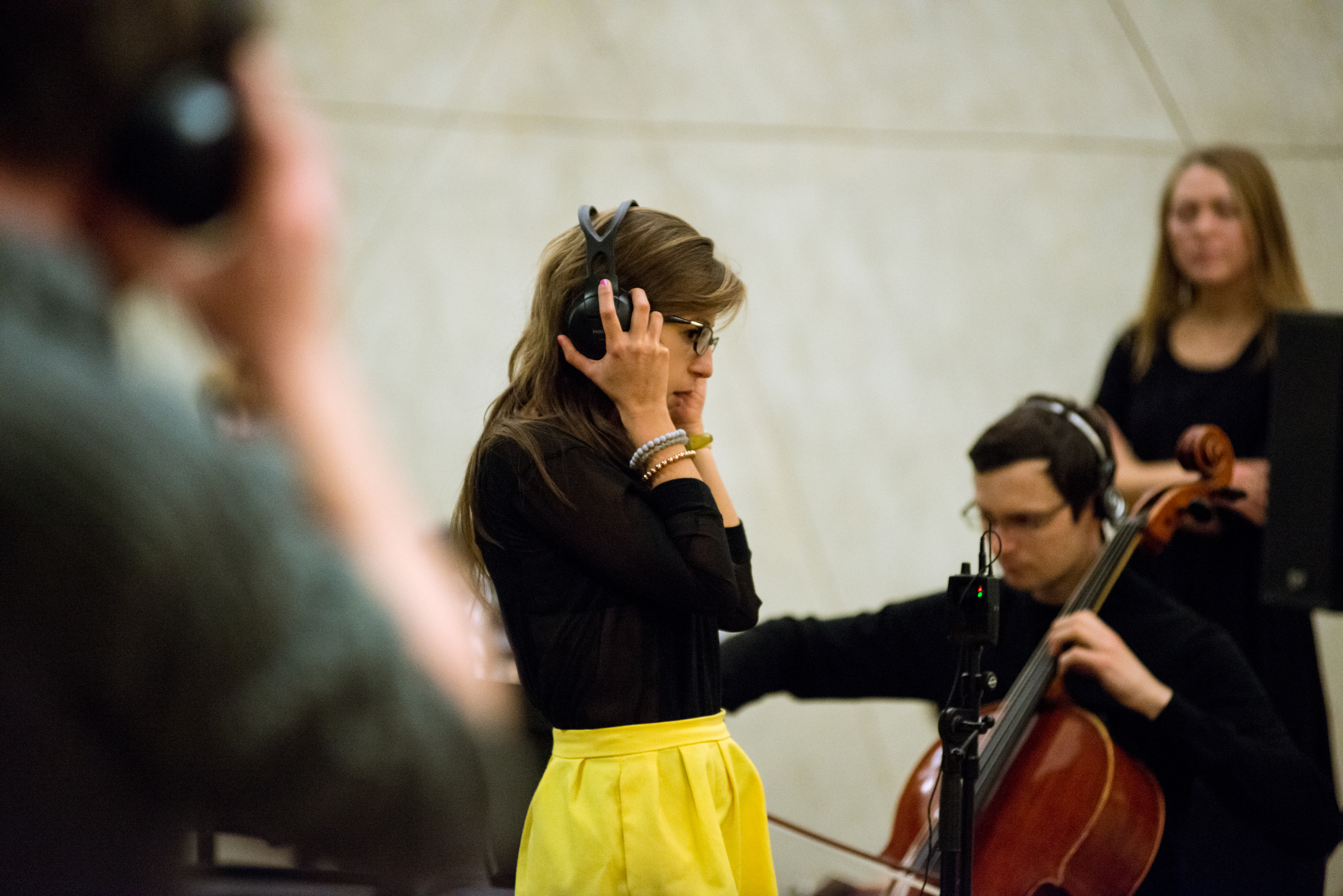Lukas Ligeti, wykonanie utworu z wykorzystaniem słuchawek, poprzez które kompozytor„dyrygował” zespołem muzyków, ustalając zakres i charakter improwizacji, fot. Bartosz Górka