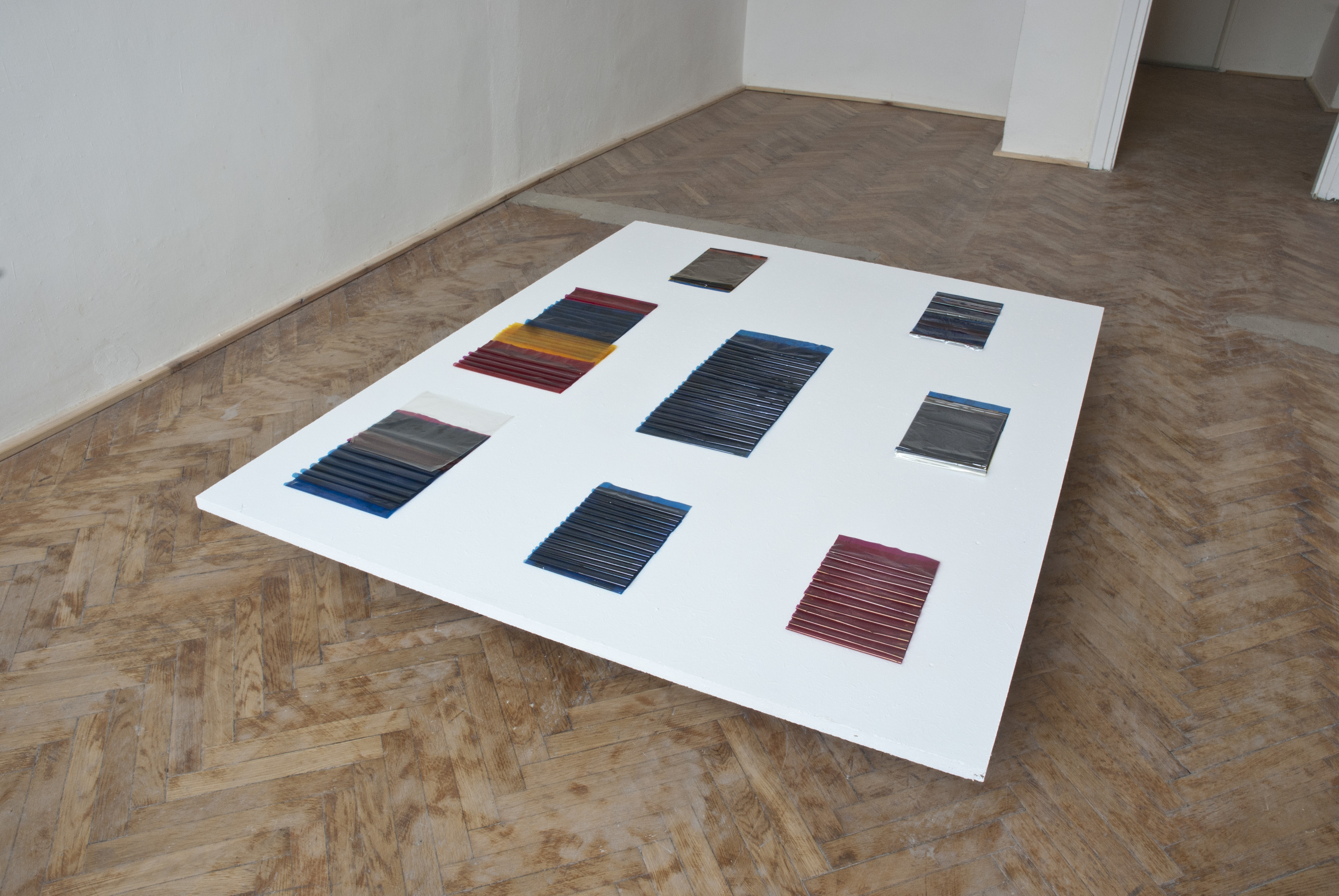 Tomasz Saciłowski, obiekty z folii taśm drukarek termosublimacyjnych, 2015, ekspozycja na wystawie D2T2 w galerii Piktogram