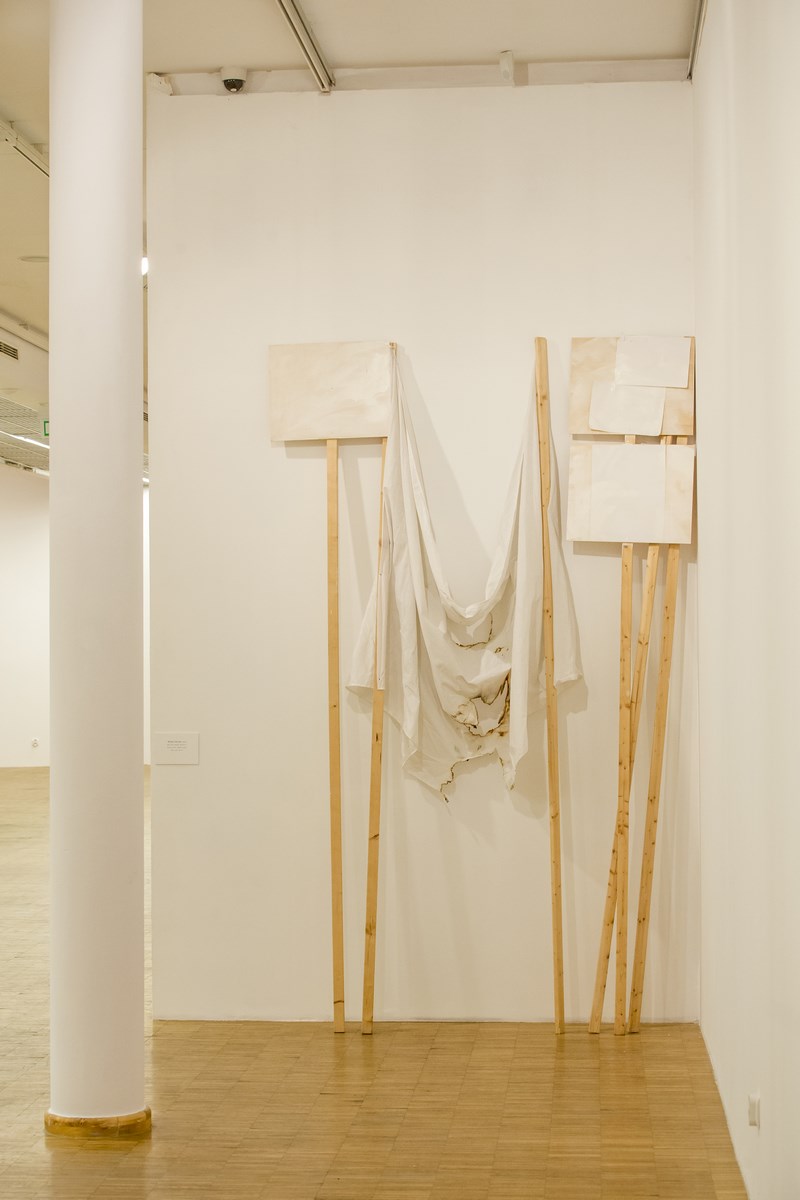Sislej Chafa, White Corner, akryl, len, papier, drewno ,2008, dzięki uprzejmości Christine König Galerie, Wiedeń