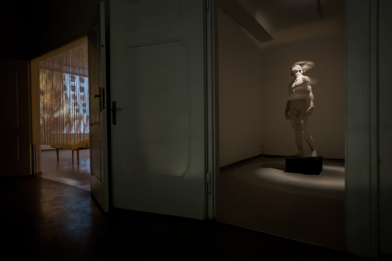 "Odrodzenie", widok wystawy, od lewej - Muzeum Pani Domu, 2015;  Kopernik, akryl polichromowany, 2016 