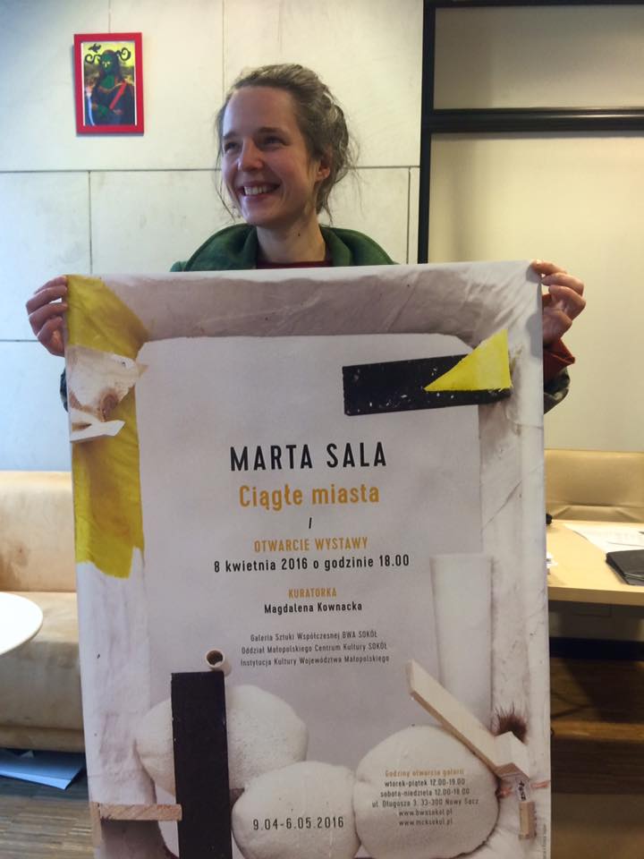 Marta Sala z plakatem swojej wystawy w BWA Sokół, fot. Gaweł Kownacki