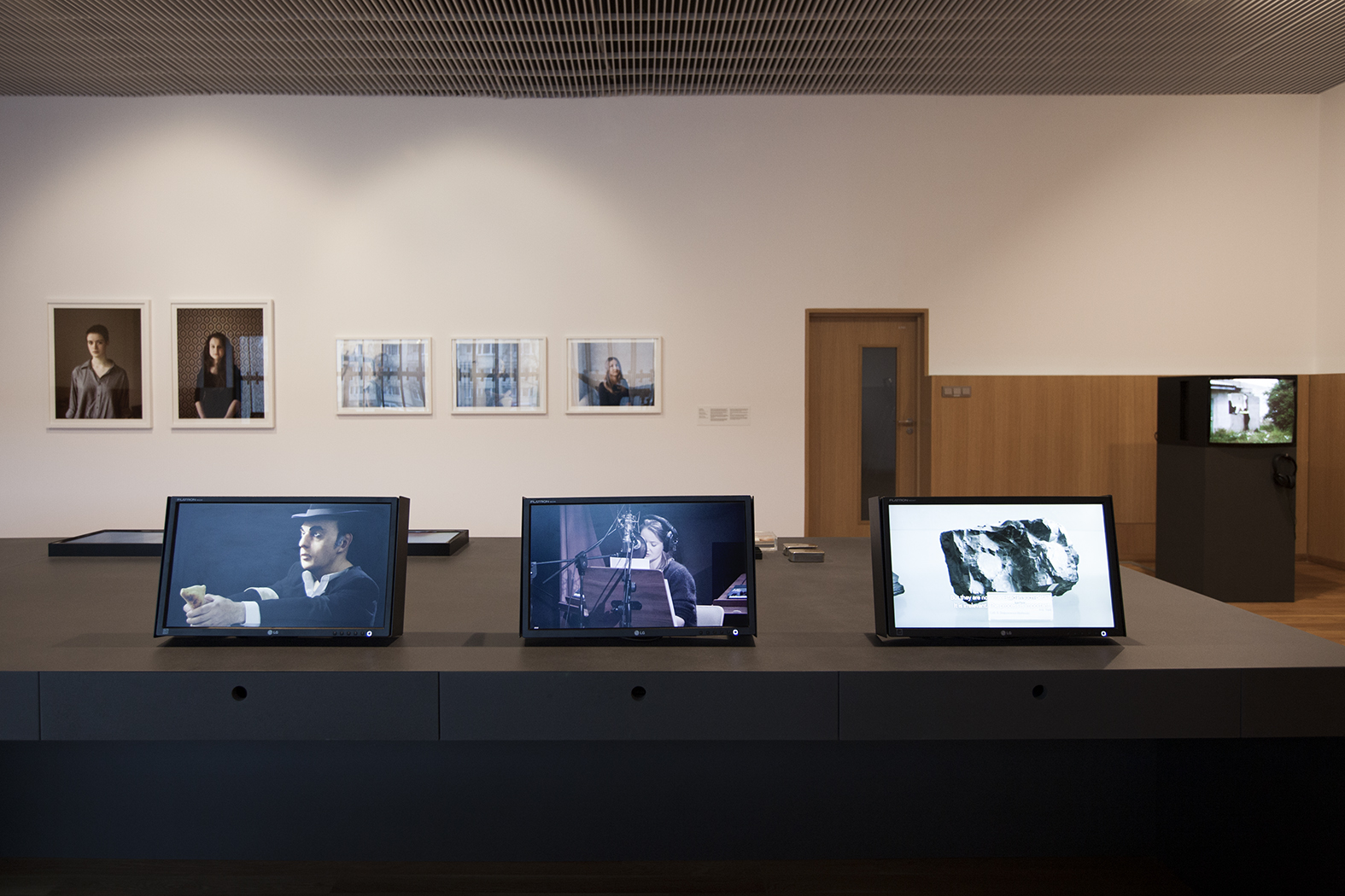 Obecność / Brak / Ślady, widok na pracę Jasmine Bakalarz „Warszawskie portrety” (na ścianie); Tamara Moyzes & Shlomi Yaffe Lukas Ligeti, Maya Schweizer (od lewej na stole)