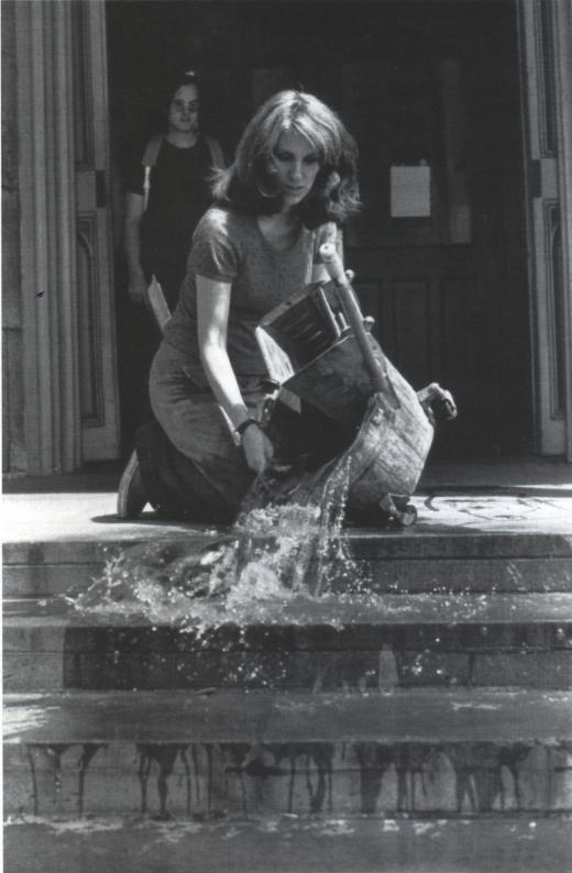 Mierle Laderman Ukeles, Hartford Wash: Washing/Tracks/Maintenence: Outside, 1973, performans w Wadsworth Atheneum