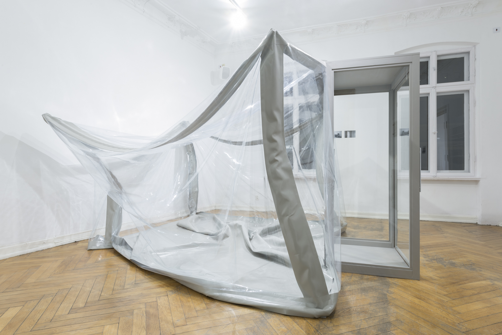 Katarzyna Malejka, Izolatorium, instalacja, szkło, folia PCV, drewno, 300 x 300 x 200 cm, 2016
