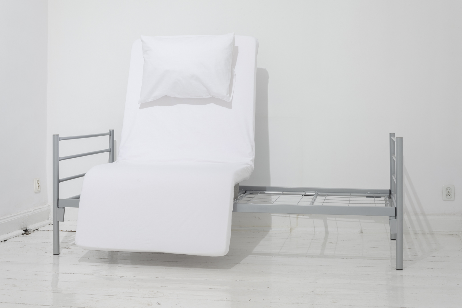 Katarzyna Malejka, Łóżko, obiekt, metalowe łóżko, materac z pianki tapicerskiej, tkanina, 200 x 90 x 140 cm, 2016