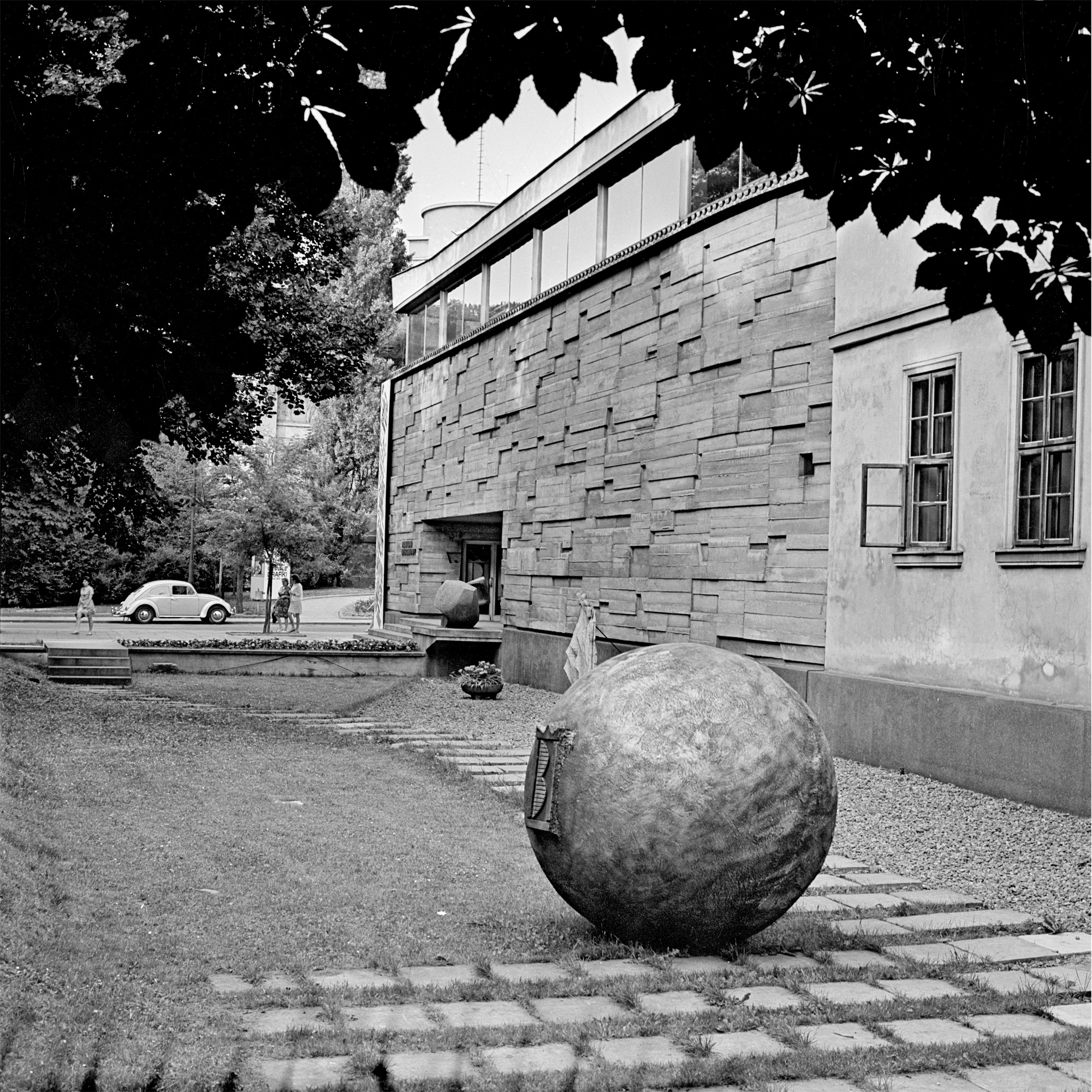 Teren ekspozycyjny przed MPW, lata 60. XX wieku, fot. J. Podlecki, z zasobu Muzeum Historycznego Miasta Krakowa
