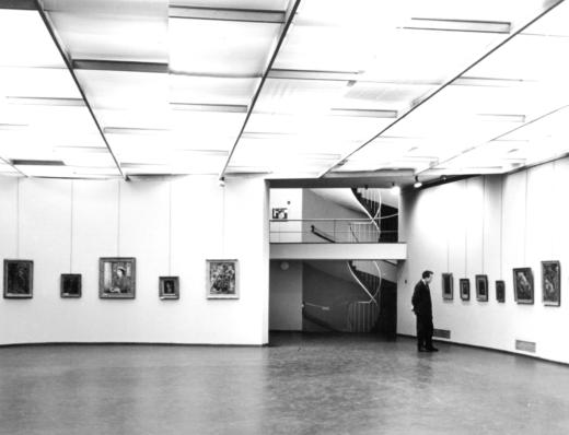 Sala wystawiennicza na parterze MPW z widokiem na krętą klatkę schodową, lata 60. XX wieku, fot. D. Zawadzki, z zasobu Archiwum Galerii Bunkier Sztuki