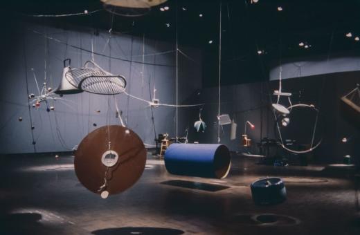 Widok instalacji z perfomansu Rainforest IV, 1981, Neuberger Museum, Purchase, fot. Phil Edelstein