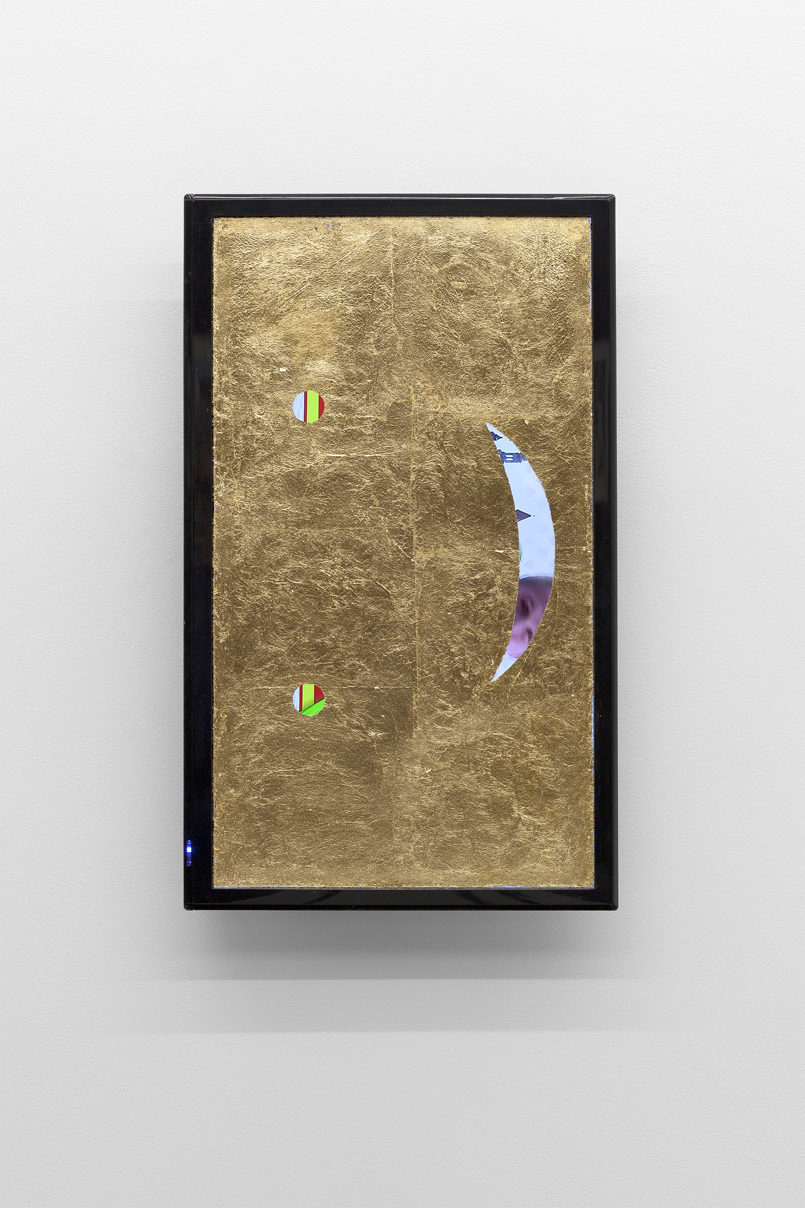 Agnieszka Brzeżańska, Bez tytułu, 2016, ekran LCD, szlagmetal, 55,5 x 33,5 x 7 cm, dzięki uprzejmości Artystki i Galerii Kasia Michalski Agnieszka Brzeżańska, Bez tytułu, 2016, ekran LCD, szlagmetal, 55,5 x 33,5 x 7 cm, dzięki uprzejmości Artystki i Galerii Kasia Michalski