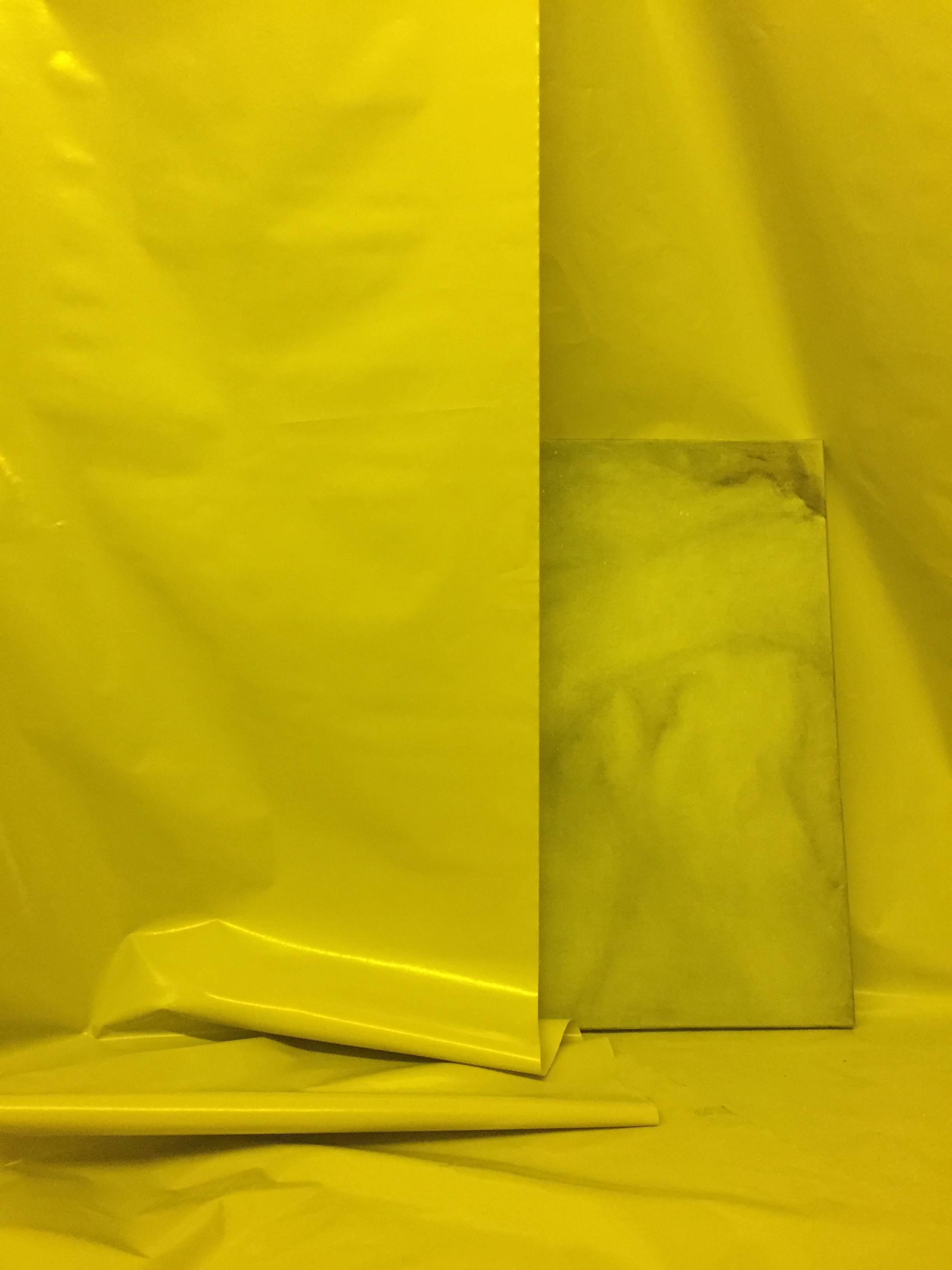 Monika Niwelińska, Izolowanie, obraz światłoczuły pokryty warstwą pyłu ołowiu i aluminium, żółta folia izolacyjna, 2015, fot. Monika Niwelińska