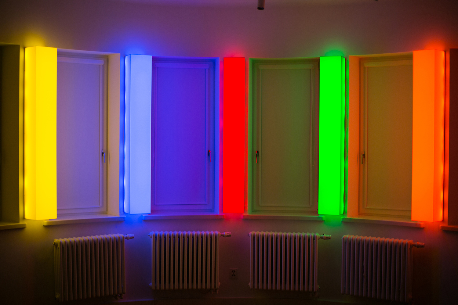Leon Tarasewicz, bez tytułu, plexi, LED 5x150×20×20 cm, 2016