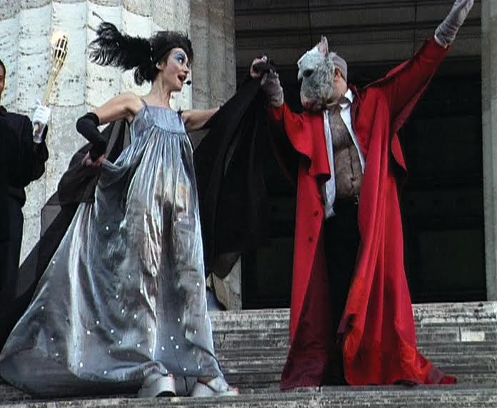 Katarzyna Kozyra, Madonna z Regensburga, 2005, performance z cyklu W sztuce marzenia stają się rzeczywistością, kadr wideo dzięki uprzejmości Fundacji Katarzyny Kozyry