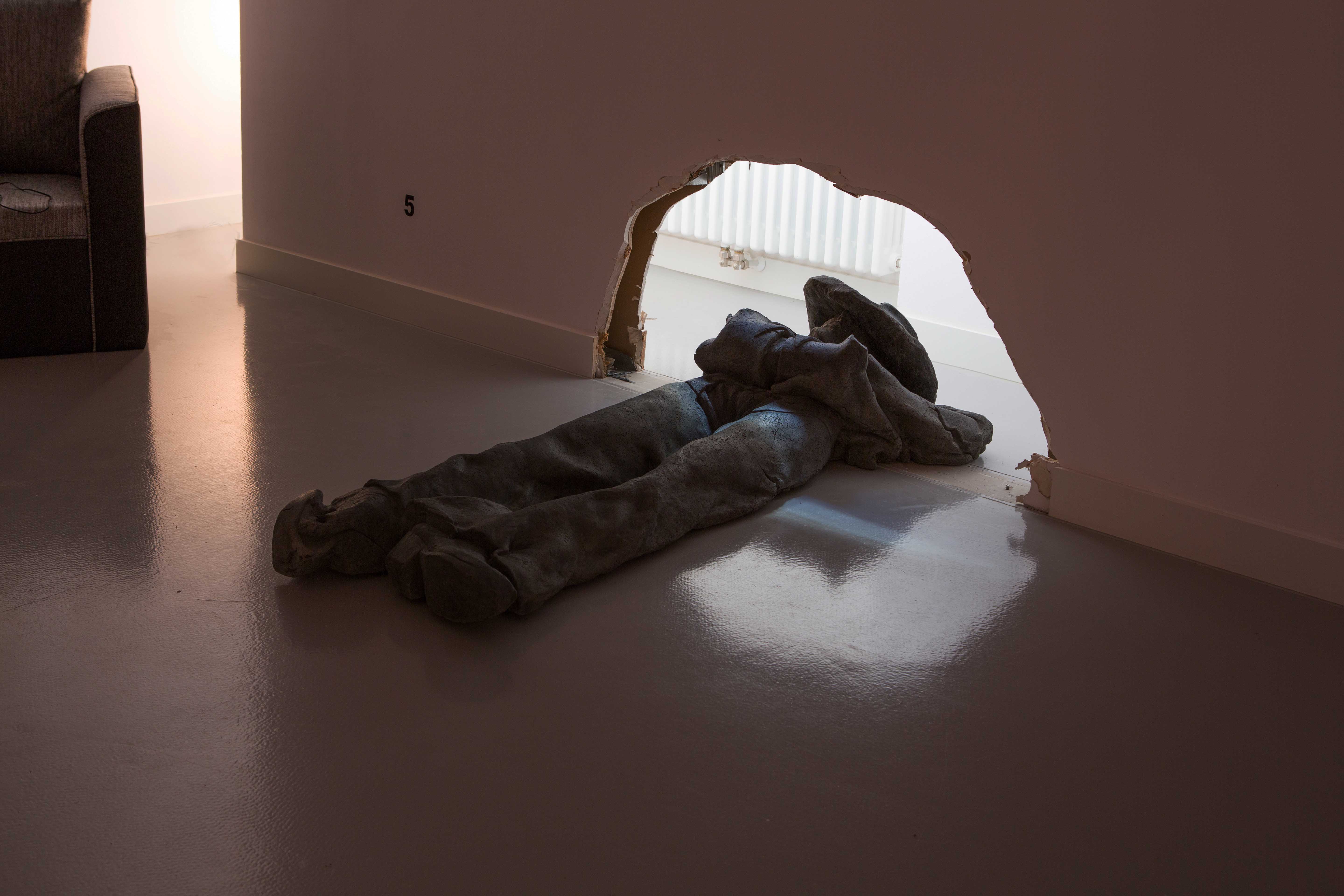 Łukasz Jastrubczak, Śpiący kowboj, rzeźba, cement, czarny pigment, 183 x 40 x 30 cm, 2011