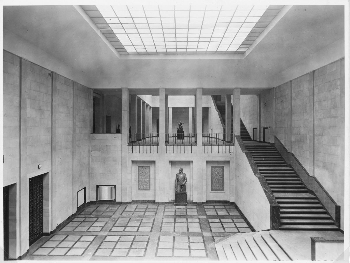 Muzeum Narodowe w Warszawie, wnętrze gmachu – widok hallu głównego w kierunku lewego podestu, fotografia, 1938, fot. nieznany / MNW