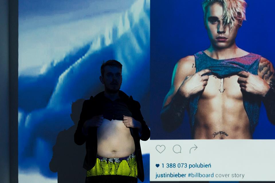 Mikłaj Sobczak w trakcie próby porównawczej z Justinem Bieberem. Hm... (fot. Supermarket Sztuki)