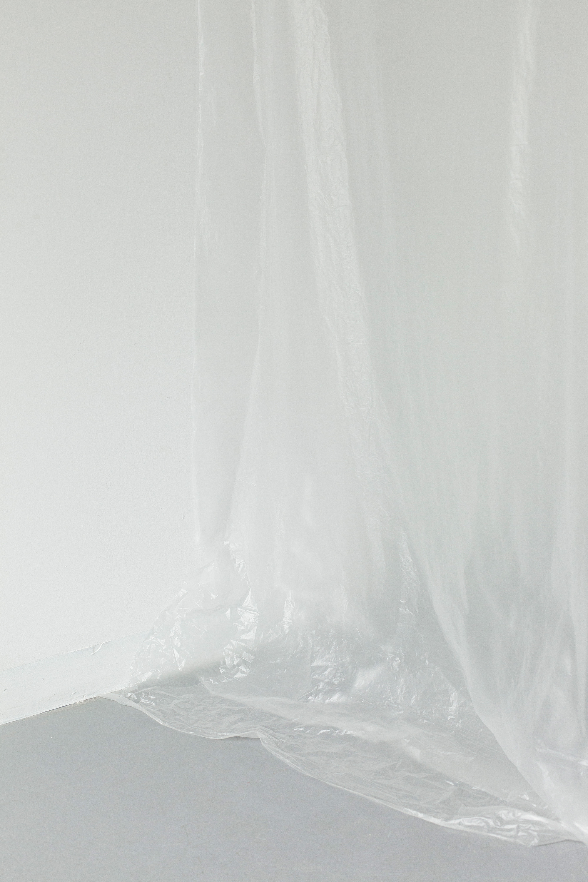 Max Syron, płaszczyzny dotyku, tworzywo sztuczne, lustro, wymiary: zmienne, 2016