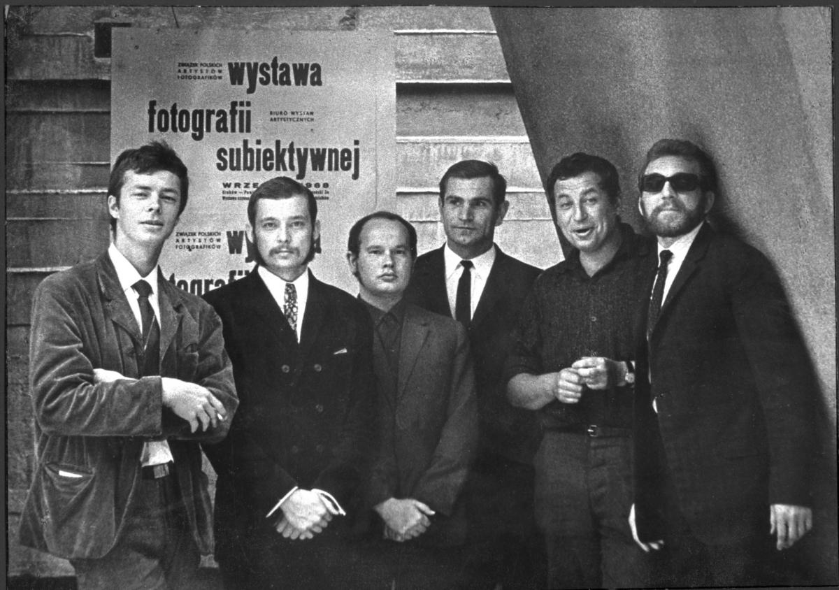 Członkowie grupy Zero-61 przed otwarciem wystawy fotografii subiektywnej w BWA w Krakowie, wrzesień 1968, kolekcja Józefa Robakowskiego / Galeria Wymiany