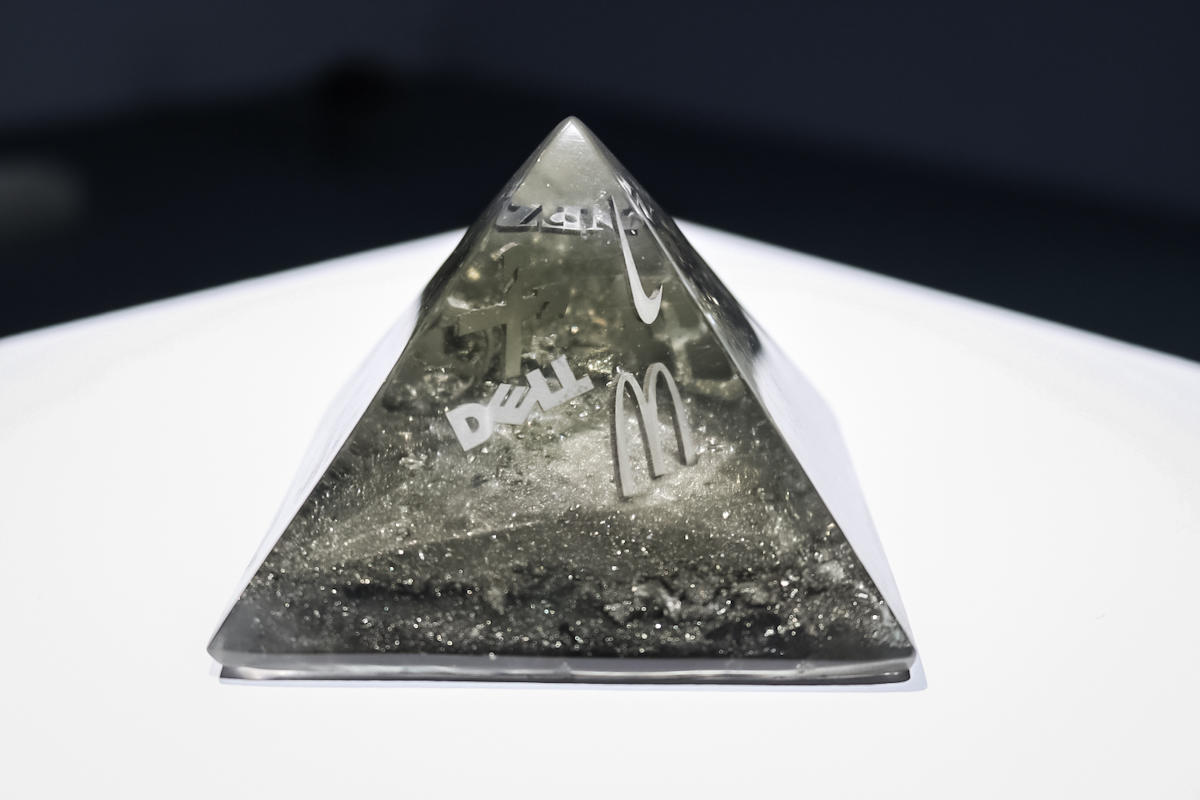 Stach Szumski, Korporgonit, 2015, obiekt: aluminium, piryt, kryształy, żywica organiczna; fot. Diana Kołczewska