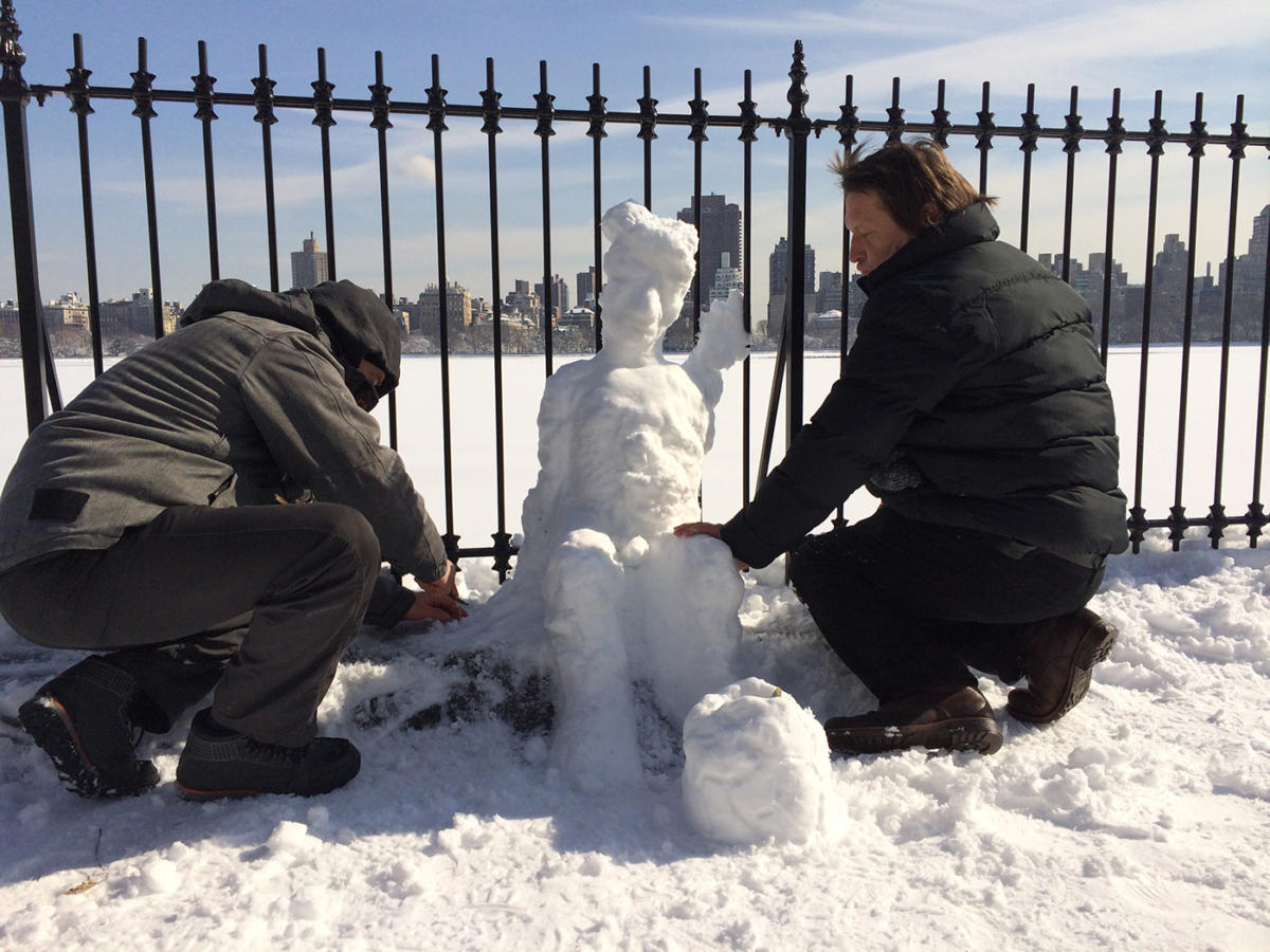 Paweł Althamer i Roman Stańczak rzeźbią w śniegu w Central Parku, Nowy Jork, 2014