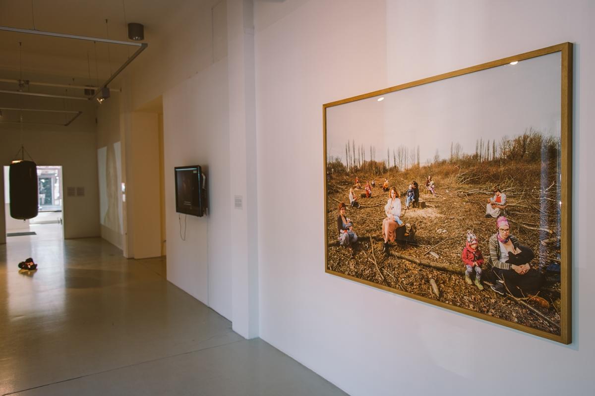 widok wystawy, na pierwszym planie, Cecylia Malik i Matki Polki na wyrębie, fotografia, fot. Piotr Połoczański