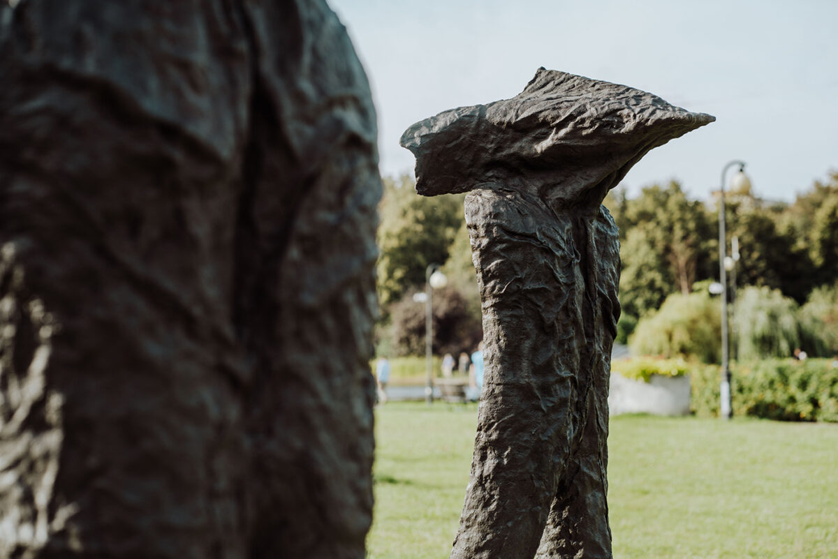 „Zinaxin i Dolacin” Magdaleny Abakanowicz w Parku Rzeźby na Bródnie