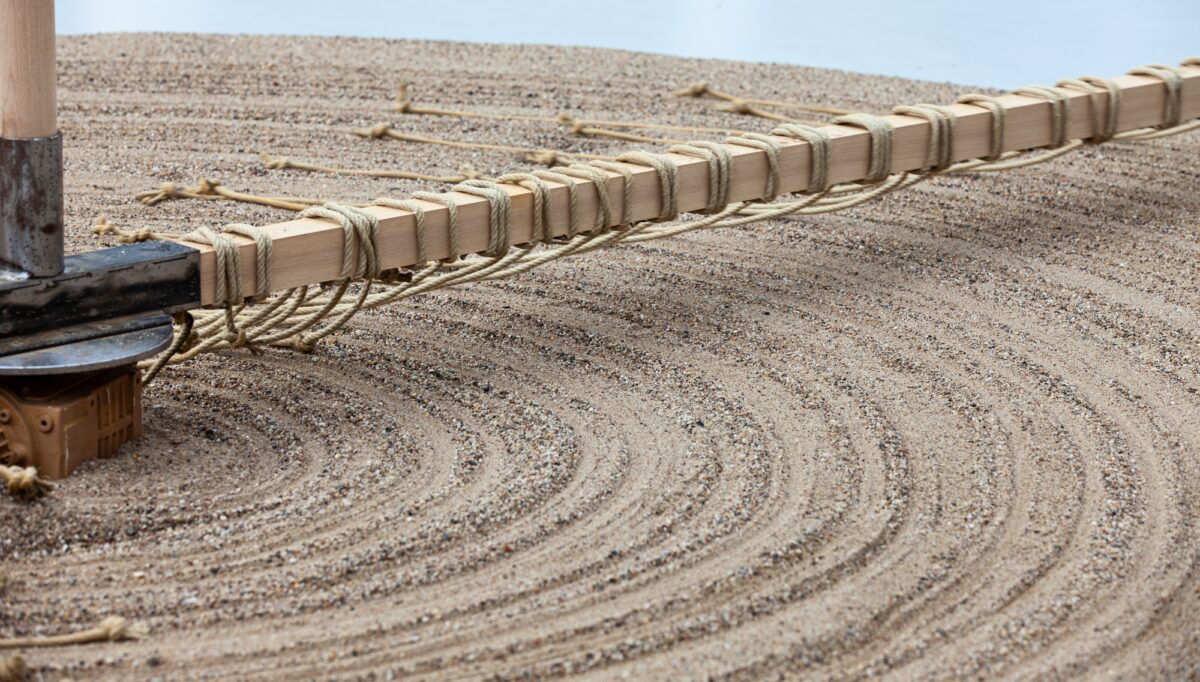 „Młyn piaskowy” Günthera Ueckera w Pawilonie Czterech Kopuł