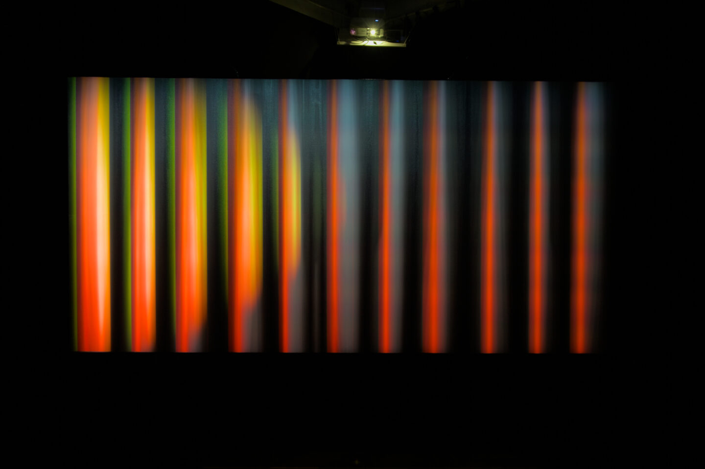 Kurtyna Bliźniacza1,25 fps projekcja filmu na obraz 100 x 200 cm 2022