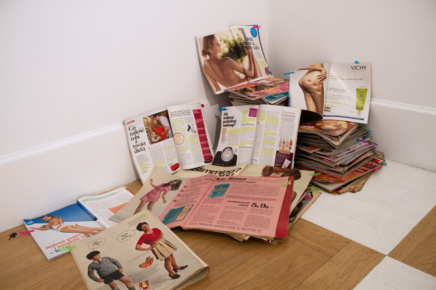 5.Marta Karkosa, Instalacja Reality vs Instagram, - Women's magazines (1968-2018), 2 iPhone's animations, 2023, wystawa Acceptance, autor zdjęcia Marta Karkosa_3
