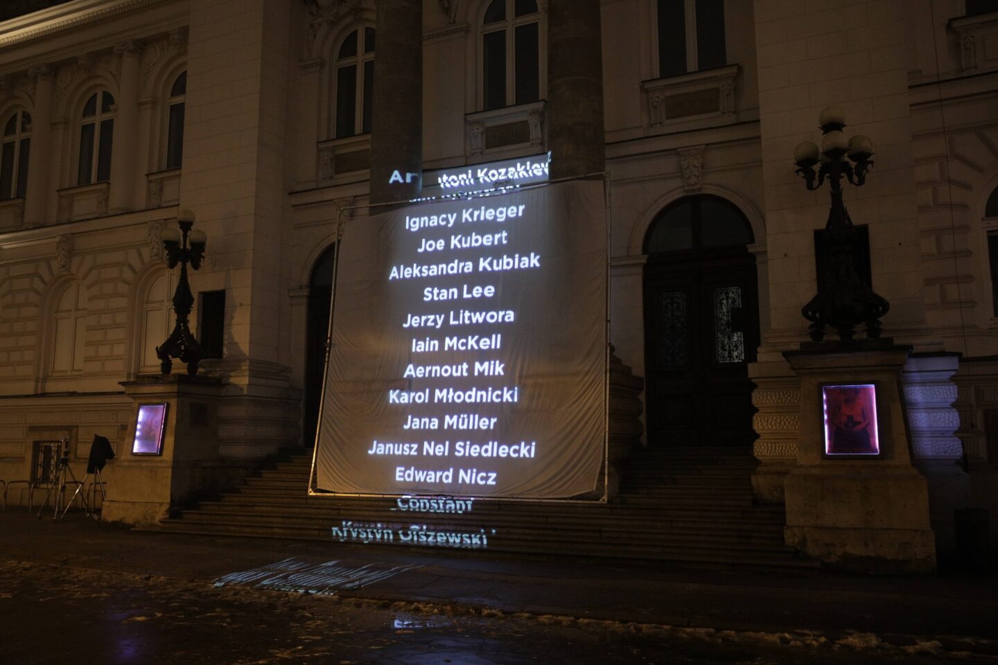 Projekcja filmu "Napisy koncowe" na budynku Narodowej Galerii Sztuki Zacheta