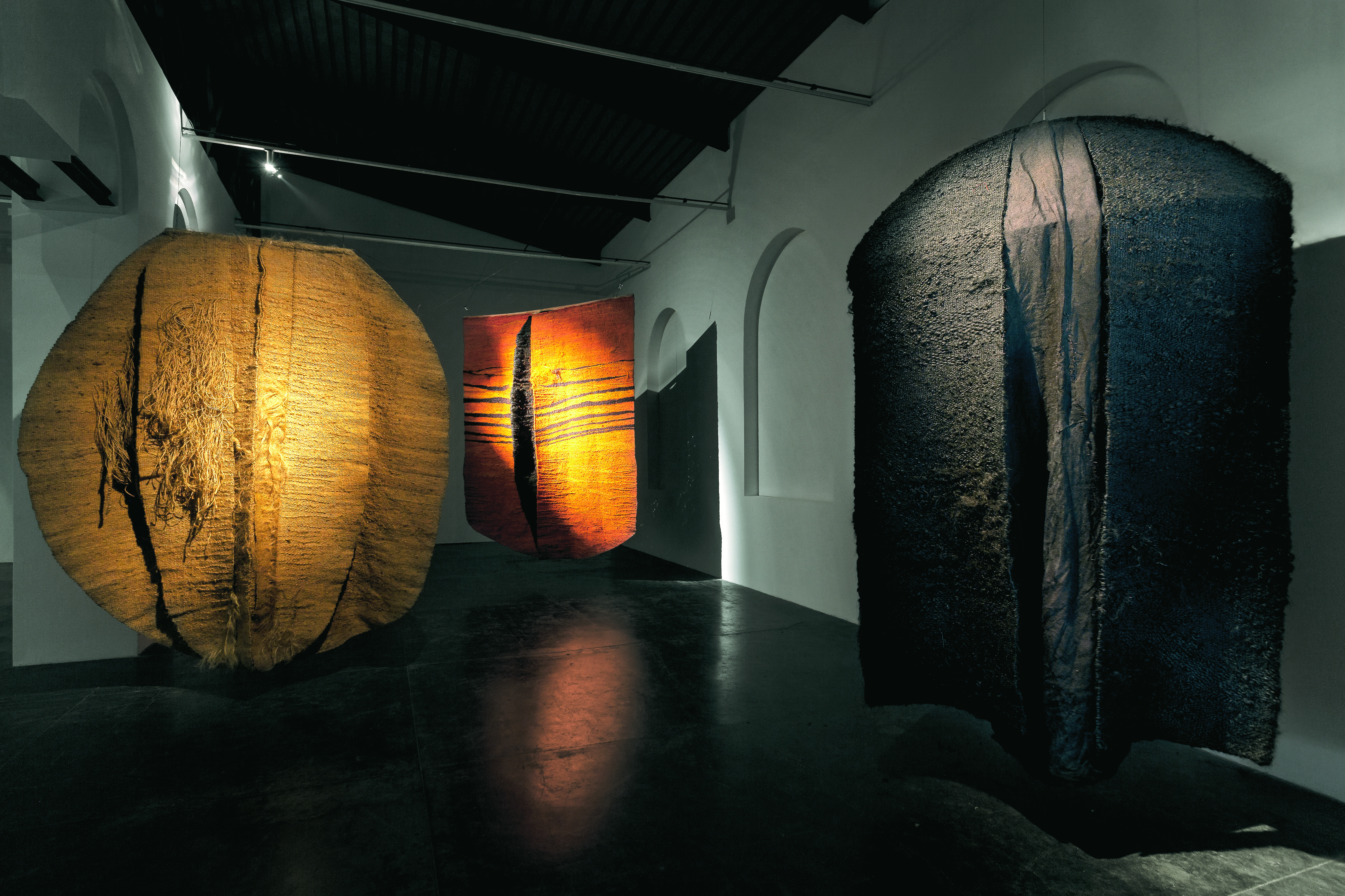 Wielka Artystka i czuły narrator. „Abakanowicz. Trauma i sława” Pawła Kowala