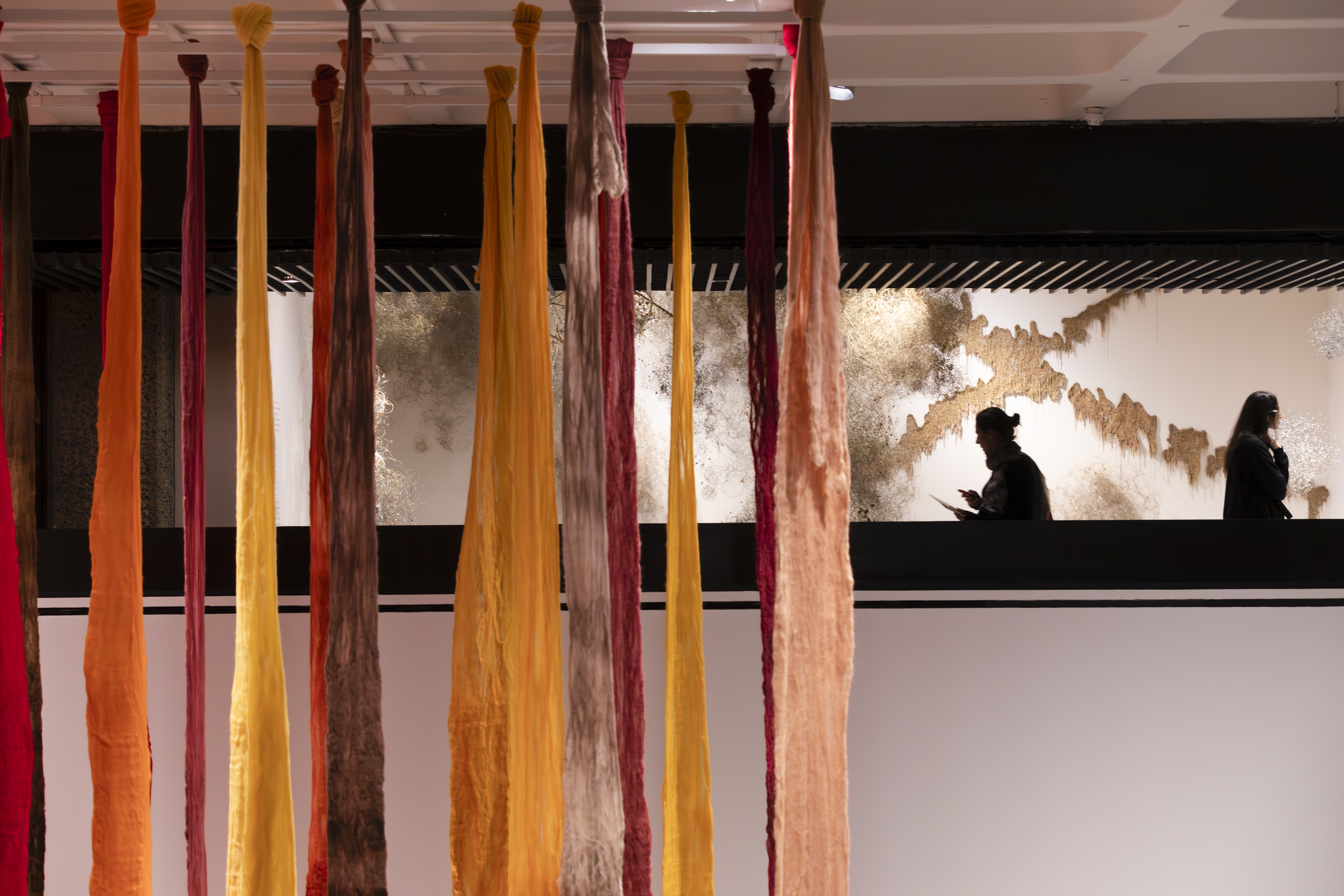 Otwieranie drzwi tkaninie. „Unravel: The Power and Politics of Textiles in Art” w Barbican