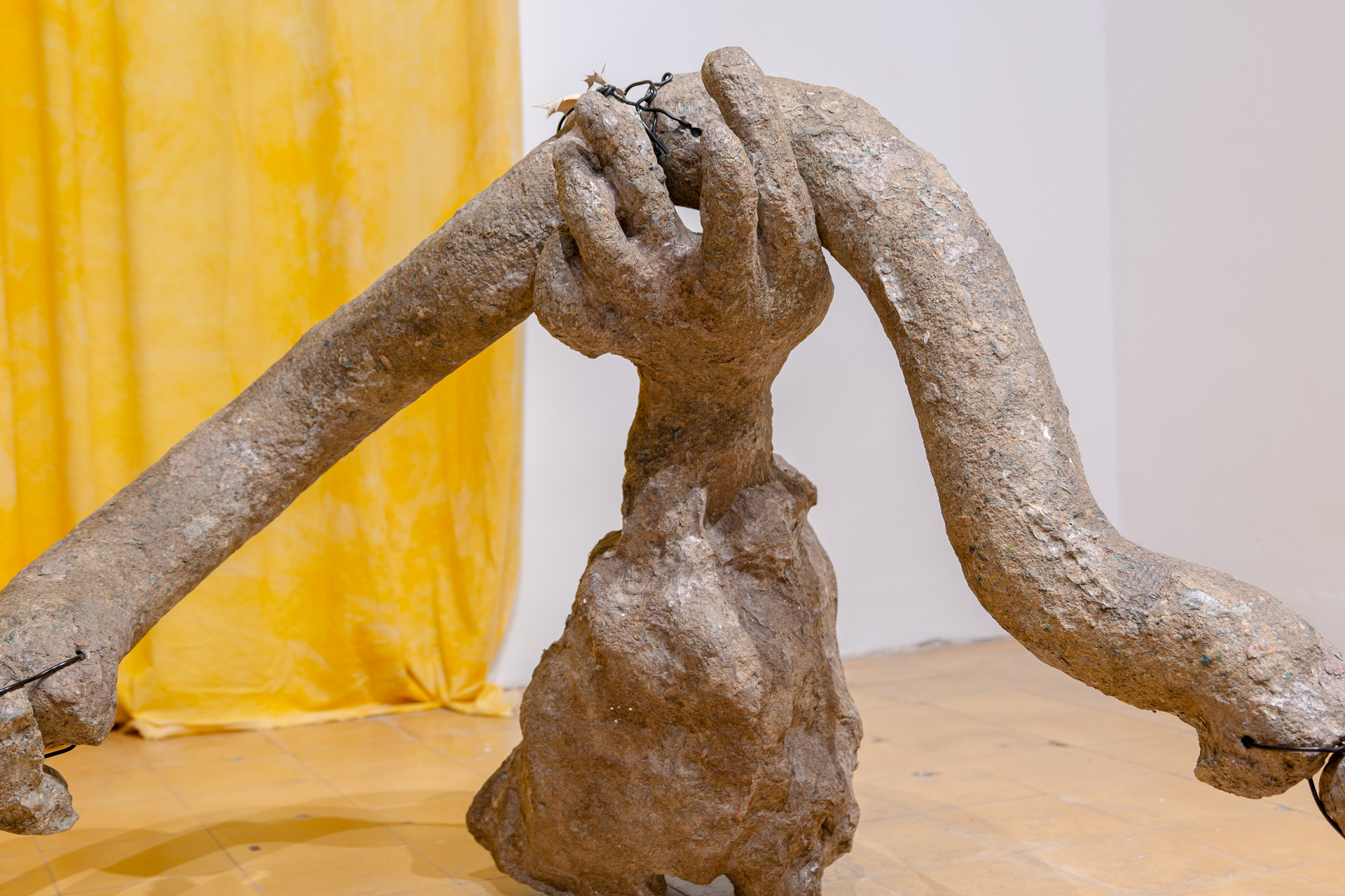 „Człowiek zjadający swój własny ogon” Przemka Branasa w CasCaDas ArtSpace w Barcelonie